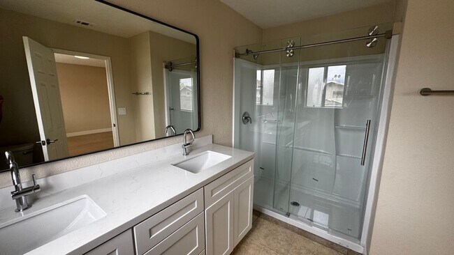 Building Photo - Newly Renovated Spacious 3-Bedroom Townhom...
