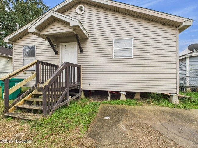 Building Photo - 615 Walker Rd