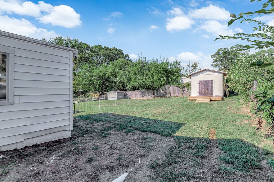 Building Photo - 9919 Clyde Ave