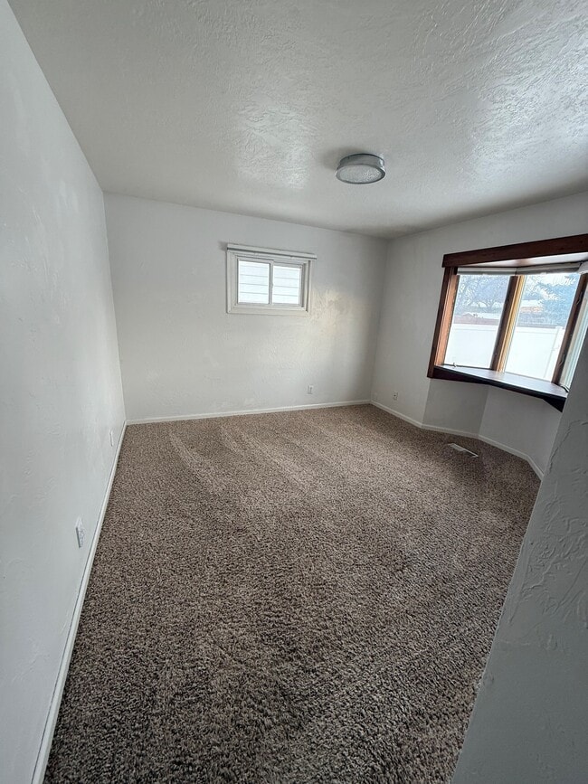 Building Photo - 124 Riverview B