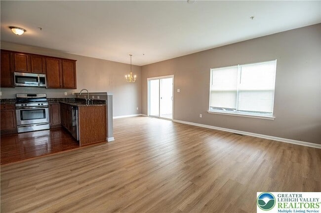 Building Photo - 955 King Way