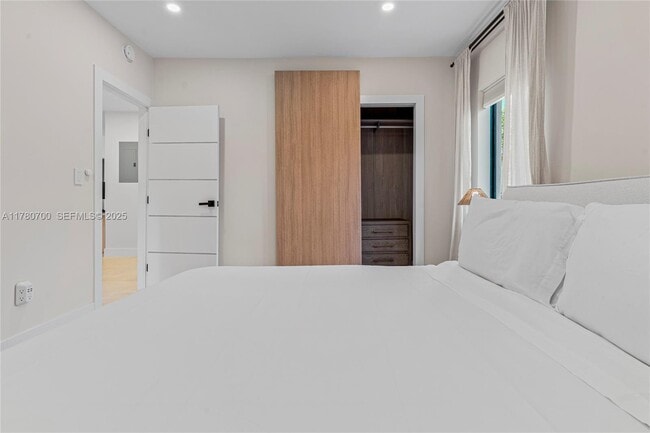 Building Photo - 281 NE 48th Terrace