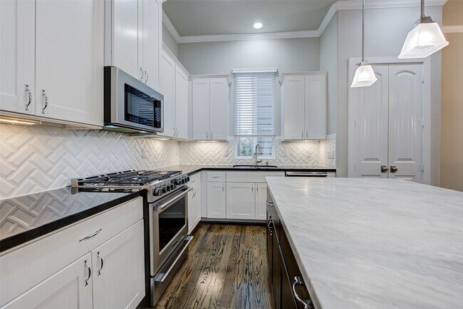 Building Photo - 253 W 27th St