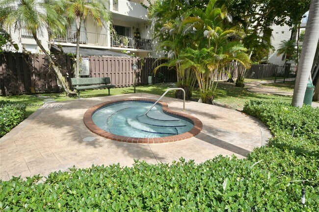 Building Photo - 6884 N Kendall Dr