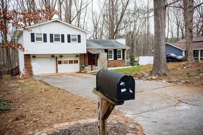 Building Photo - 917 Chartley Dr SW