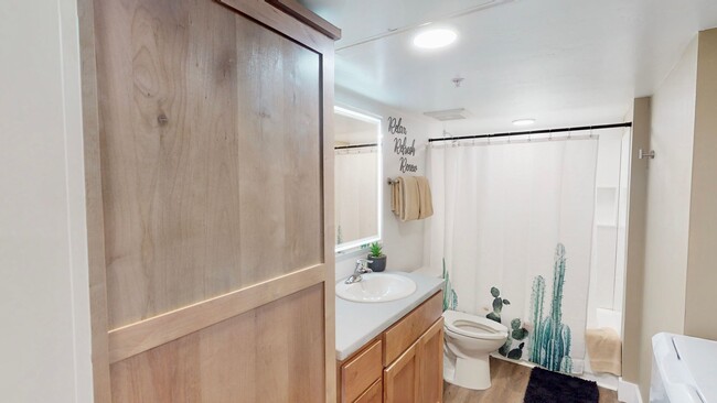 Building Photo - New Furnished Apartment