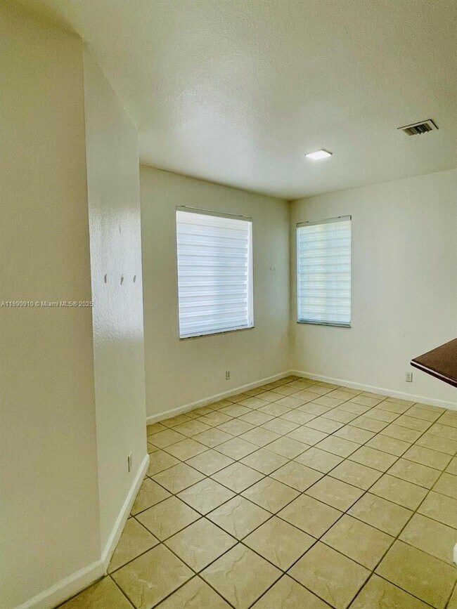 Building Photo - 5347 SW 40th Ave