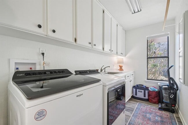 Building Photo - 730 Vanguard St