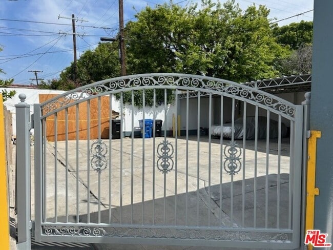 Building Photo - 860 Serrano Pl