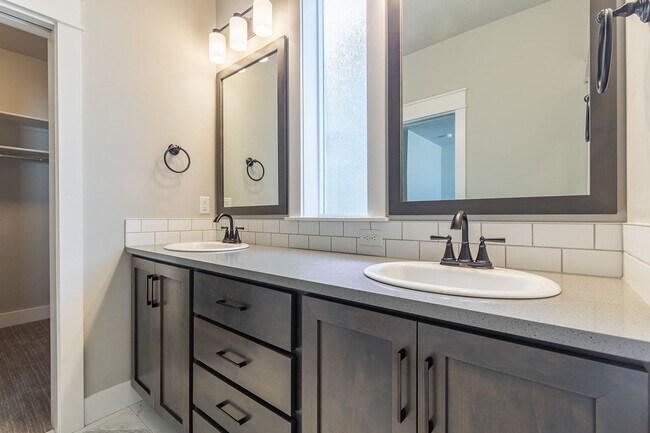 Building Photo - Quiet Centrally located 3 bed 2.5 bathroom