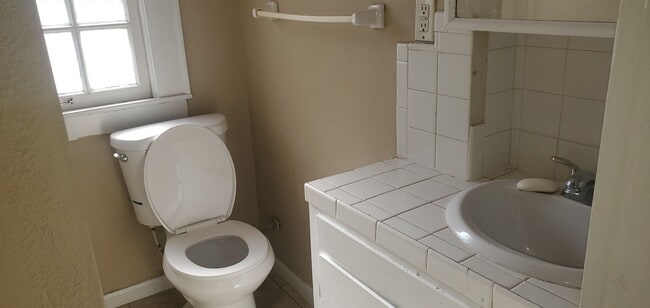 Building Photo - 2 bd, 1 ba house in central west Columbia, wood floors, new paint, low traffic road