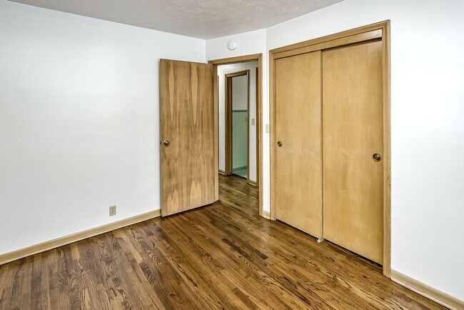 Building Photo - PRE-LEASING Spacious 3-Bed and 2-Bath Apartment!
