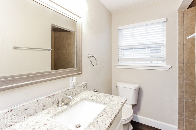 Building Photo - 2114 S Tyler St