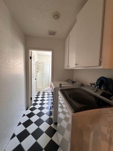 Building Photo - 10558 Deering Ave