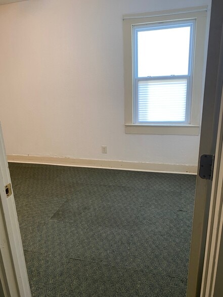 Building Photo - 611 Fredonia St