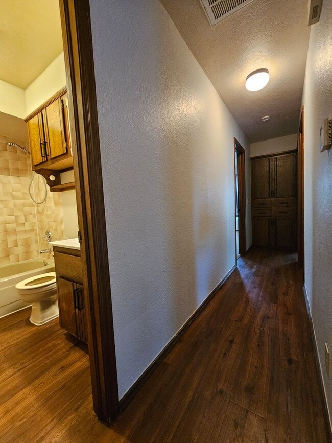Building Photo - (3) Bed/(2) Bath Avail NOW! Pets Negotiable.