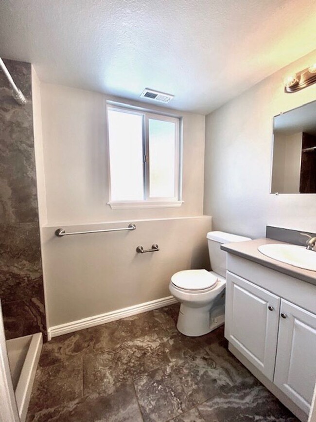 Building Photo - Lovely bi-level 3 bed/2 bath home with fen...
