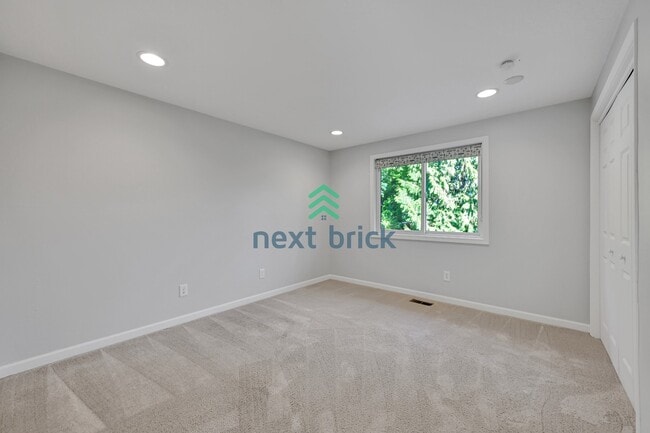 Building Photo - Stunning 5-Bedroom Home in Bellevue’s Top School District!