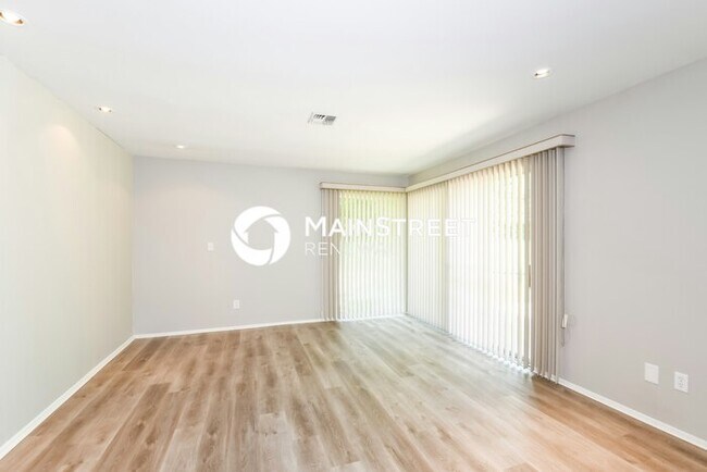 Building Photo - 4 Bedroom Pet-Friendly Home in St. Louis, MO with Main Street Renewal