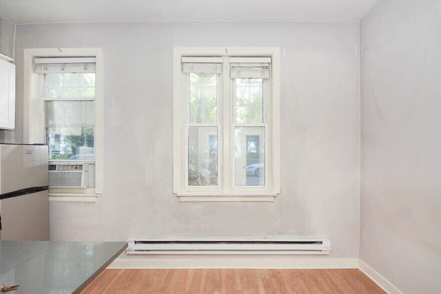 Building Photo - 511 W Belmont Ave