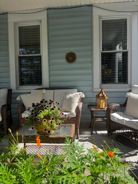 Front Porch - 52 Madison Pl