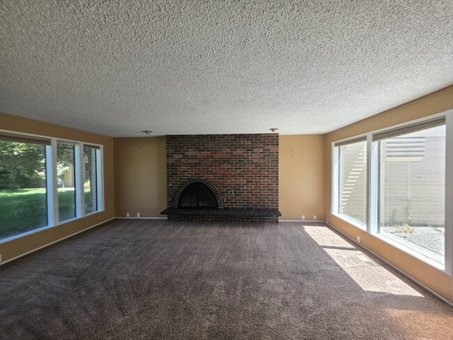 Building Photo - 1623 Mowry Square
