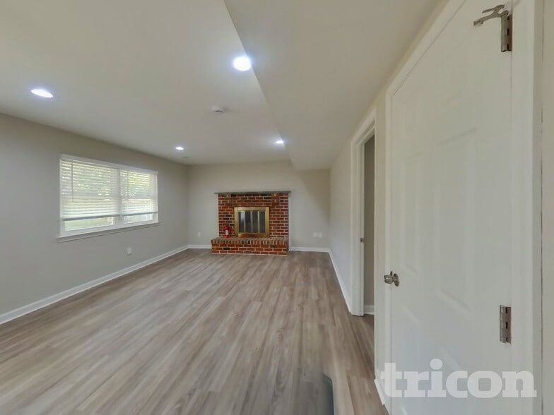 Building Photo - 3 Meadow Glen Rd