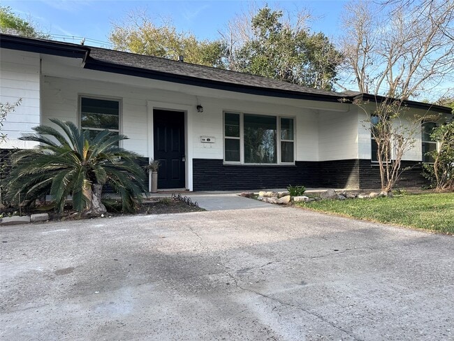 Building Photo - 608 W Lobit Ave