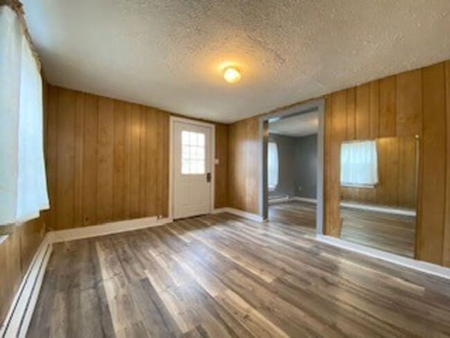 Building Photo - $200 OFF FIRST MONTH RENT -1 Bedroom Single Family Home in Elkhart!