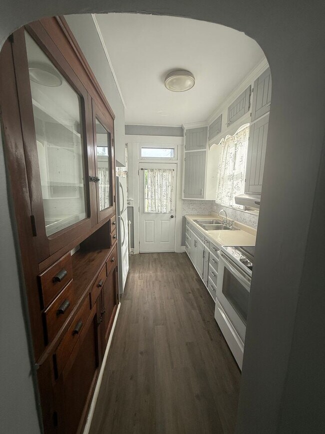 Building Photo - 2 bedroom available for a move right away!