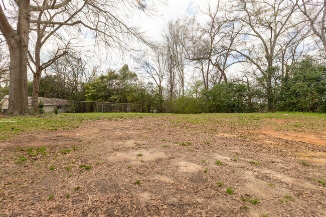 Building Photo - Available Now!  Affordable, Move-In Ready Home close to Interstate & Downtown Columbus.