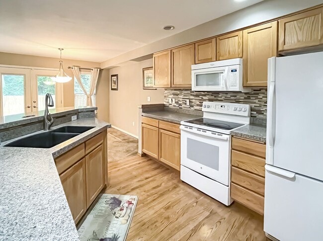 Building Photo - 3 bed/2bath Spacious Home with Soaring Ceilings and Main-Level Primary Suite