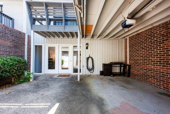 Building Photo - 408 Sycamore Dr