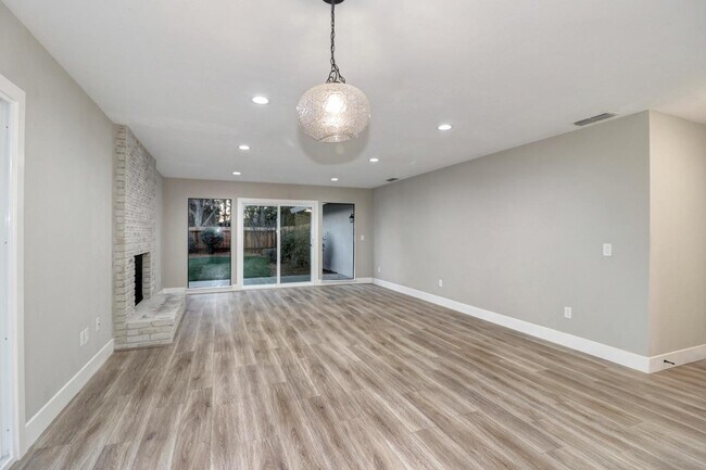 Building Photo - Fall Rental Available 9/4 – Stylish, Upgraded Duplex Near Covell Park