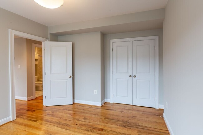 Building Photo - Charming One Bedroom w/ Den in Columbia He...