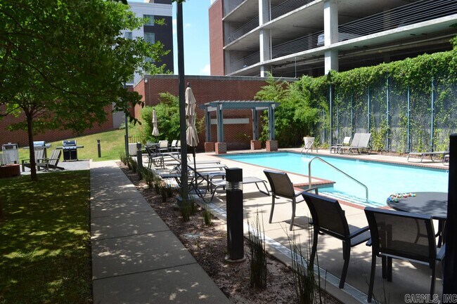 Building Photo - 315 Rock St