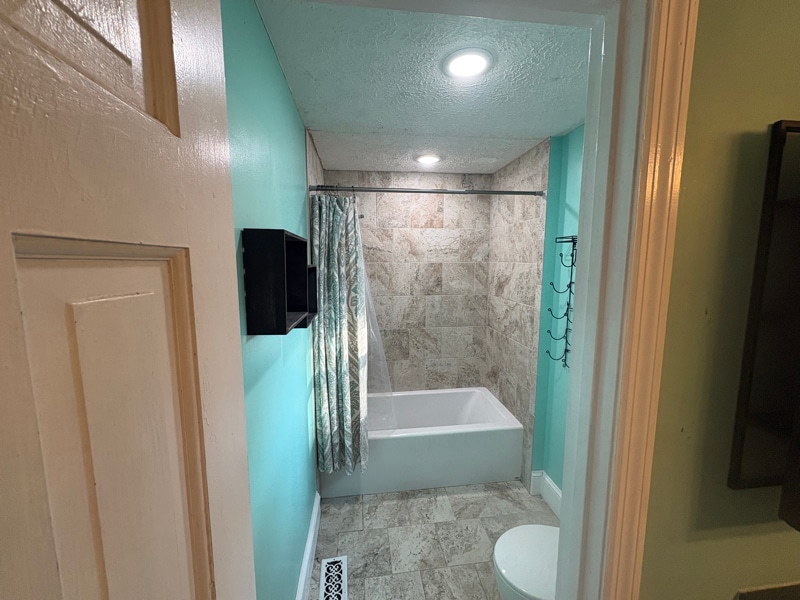 Building Photo - 404 Lake Front Dr