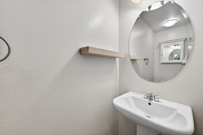 Building Photo - Beautiful Upgraded Townhome: 1,676 sqft, 2-Car Garage + Iron Horse Trail Access