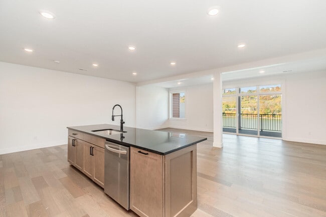 Building Photo - 617 Manhattan Blvd