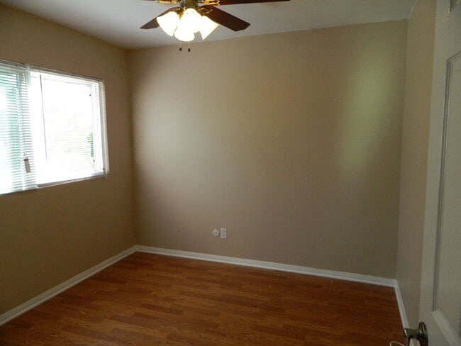 Building Photo - Townhouse w/ Garage & Private Patio, Walking distance to shopping, near highly rated schools
