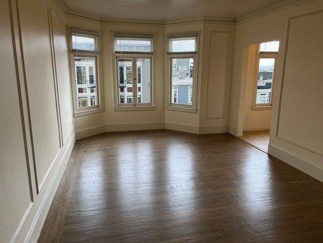 Building Photo - Top floor large studio with great natural ...