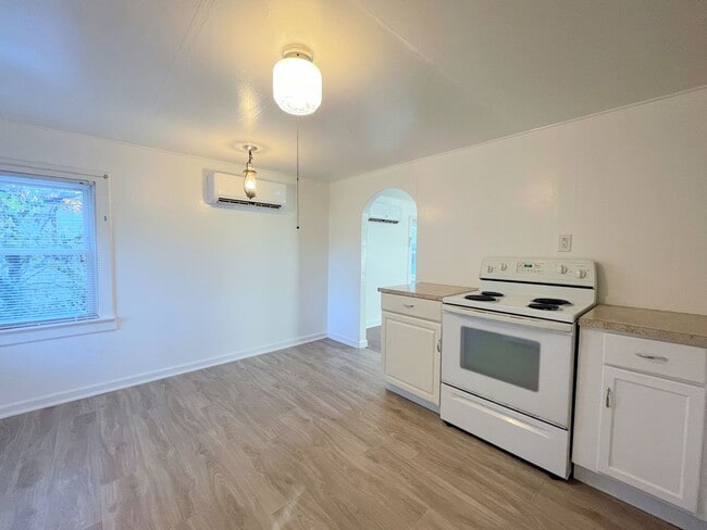 Building Photo - Remodeled 1 bedroom home