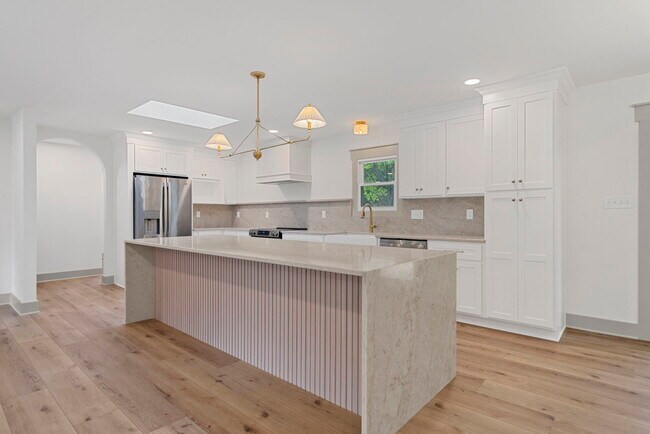 Building Photo - 460 Hilltop Trail