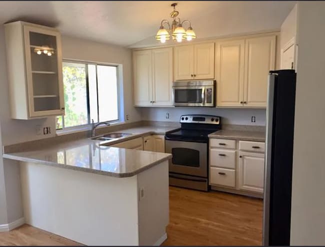 Building Photo - 6 Bedroom/3 Bathroom House in West Jordan