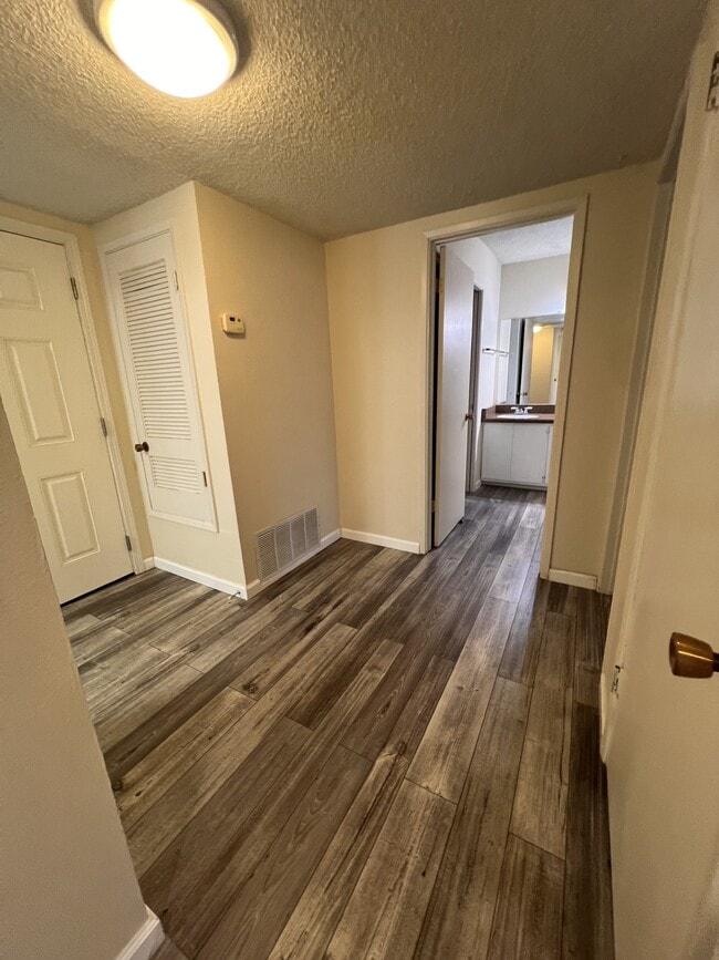 Building Photo - 302 Pleasant St