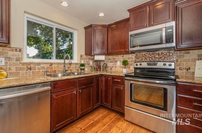 Building Photo - Gorgeous Updated Home in the Heart of Eagl...