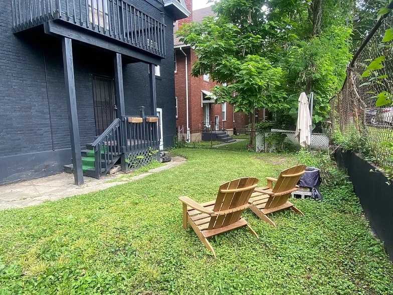 Shared backyard - 2606 Melrose Ave