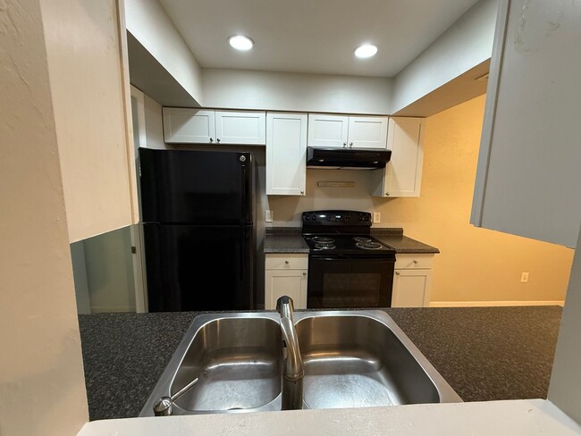 Building Photo - Remodel in Green Leaf with small fenced ba...