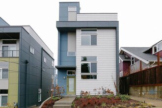 Building Photo - Beautiful High end Central District Home f...