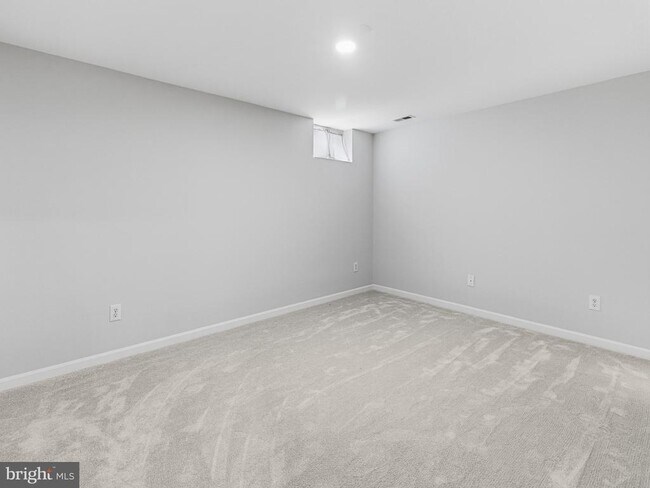 Building Photo - 45370 Barefoot Dr